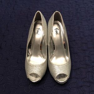 $25 Silver sparkly shoes NWOT💕